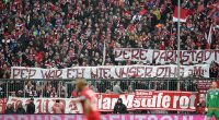 Fussball 1. Bundesliga Saison 15/16:  FC Bayern Muenchen Fans mit Anti Trainer Pep Guardiola Banner