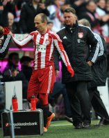 Fussball 1. Bundesliga : Auswechslung von Arjen Robben mit Trainer Louis van Gaal (FC Bayern Muenchen)