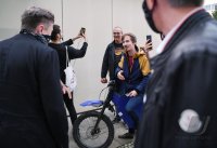 Tesla-Chef Elon Musk besucht Biopharma-Unternehmen Curevac