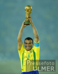 FUSSBALL Weltmeisterschaft  JUBEL;  Brasilien  Cafu mit WM-Pokal