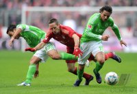 Fussball 1. Bundesliga, Saison 2011/2012: Makoto Hasebe (li, VfL Wolfsburg) gegen Franck Ribery (Mitte, FC Bayern Muenchen) gegen Christian Traesch (VfL Wolfsburg)