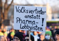 Kundgebung im Tuebinger Anlagenpark: 1200 Menschen demonstrierten gegen die einrichtungsbezogene Impfpflicht