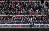 Fussball Champions League Finale 2011: Die Ehrentribuene im Wembley Stadion mit dem Pokal