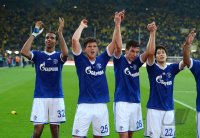 Fussball 1. Bundesliga : FC Schalke 04 Jubelt nach dem Tor zum 0:2 VON Marco Hoeger vor ihren Fans