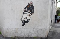 FUSSBALL Serie A 21/22: Neuer AS Rom Trainer Jose Mourinho auf einer Vespa an einer Hauswand