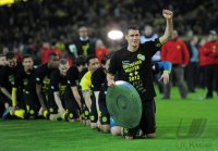 Fussball 1. Bundesliga :  Sebastian Kehl (Borussia Dortmund) mit einer Meisterschale