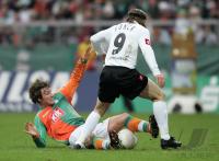 Fussball 1. Bundesliga: Bremen - Moenchengladbach, Zweikampf