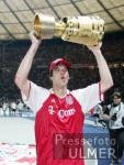 Fussball Pokal Finale: Schalke - Bayern, BALLACK jubelt mit DFB Pokal