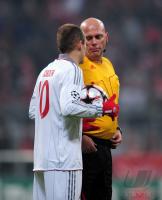 FUSSBALL  International CHL 09/10 : Arjen Robben (FCB) mit Schiri Tom Henning Ovrebo