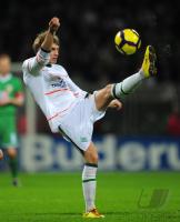 FUSSBALL, DFB Pokal Halbfinale: Bremen, HUNT Einzelaktion am Ball