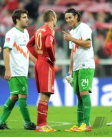 Fussball 1. Bundesliga, Saison 2011/2012: Arjen Robben (li, FC Bayern Muenchen) mit Claudio Pizarro (SV Werder Bremen)