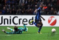 Fussball Champions League  Saison 2010/2011: TOR zum 4:0 von Samuel Eto'o , Eto  (li, Inter) gegen Towart Tim Wiese (re, SV Werder Bremen)