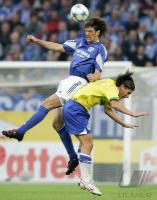 Fussball 1. Bundesliga: Schalke - Berlin, Zweikampf