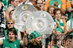 Fussball 1. Bundesliga: Bremen - Hamburg, Bremer Fans mit Meisterschale