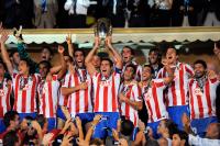 FUSSBALL UEFA SUPERCUP :  Atletico  JUBEL mit dem POKAL Antonio Lopez