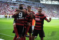 Fussball 1. Bundesliga, Saison 2011/2012:  JUBEL Papiss Demba Cisse , Yacine Abdessadki (v. li., SC Freiburg)