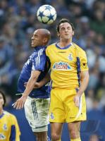 Fussball 1. Bundesliga: Schalke - Duisburg, Zweikampf