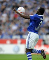 Fussball: 1. Bundesliga Saison 2010/2011: Schalke 04, SARPEI am Ball