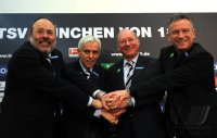 2. Fussball Bundesliga: Aufsichtsrat Dr. Peter Lutz, Vizepraesident Franz Maget mit Praesident Dieter Schneider, Vorsitz im Aufsichtrat Otto Steiner (v. re. TSV 1860 Muenchen)