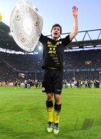 Fussball 1. Bundesliga :  Jubel mit Meisterschale Mats Hummels (Borussia Dortmund)