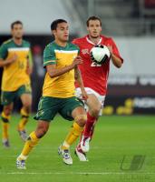 FUSSBALL NATIONALMANNSCHAFT: Tim CAHILL (li, Australien) gegen Xavier MARGAIRAZ (re, Schweiz)
