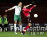 Fussball DFB-Pokal: Bremen - Leverkusen, Zweikampf