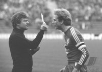 Fussball 1. Bundesliga Bayern-Gladbach: Schiedsrichter Hontheim, Rummenigge