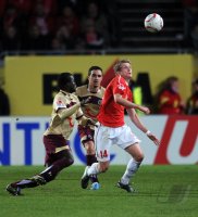 1. Fussball Bundesliga: Didier Ya Konan (li,Hannover 96)  gegen Andre Schuerrle (re, 1. FSV Mainz 05)