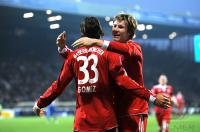 Fussball 1. Bundesliga : Mario Gomez mit Holger Badstuber (v.li., FCB)