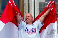 Fussball:  Carsten Jancker jubelt mit der Bayern Fahne