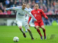 Fussball 1. Bundesliga, Saison 2011/2012: Christoph Metzelder (li, FC Schalke 04) gegen  Franck Ribery (FC Bayern Muenchen)