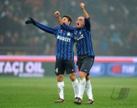 FUSSBALL International SERIE A 2011/2012:  JUBEL Javier Zanetti (li.) mit Esteban Cambiasso (Inter Mailand)