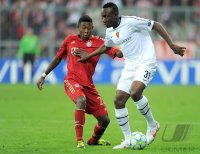 Fussball CHL  Saison 2011/2012:  David Alaba (li, FC Bayern Muenchen) gegen Jacques Zoua (FC Basel)