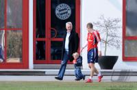 Fussball 1. Bundesliga :  Arjen Robben mit Sohn Luka und Vater Hans (FCB)