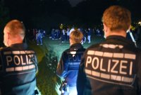 Tuebinger Nachtleben, Menschenansammlung im Bota (Alte Botanischen Garten) in der Nacht auf Sonntag