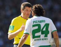FUSSBALL 1. BUNDESLIGA: Schiedsrichter Herbert FANDEL und PIZARRO