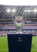 FUSSBALL INTERNATIONAL  CHL HALBFFINALE 11/12:  Der CL Pokal in der Allianz Arena