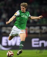 FUSSBALL, EUROPA LEAGUE GRUPPENPHASE: Bremen, NIEMEYER Einzelaktion am Ball