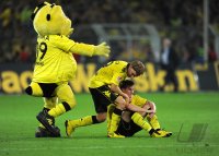 Fussball 1. Bundesliga : JUBEL mit BVB MASKOTTCHEN Marcel Schmelzer, Kevin Grosskreutz (v.li., Borussia Dortmund)