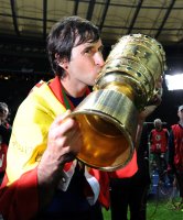 Fussball: DFB Pokal Finale: JUBEL MIT DEM POKAL  Raul (FC Schalke 04)
