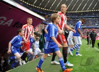 Fussball 1. Bundesliga : Bastian Schweinsteiger,  Arjen Robben (v.li., FC Bayern Muenchen) laufen in die ALLIANZ ARENA ein