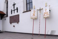 Fahnen und Kreuz an der St. Vitus Kirche in Rottenburg - Frommenhausen (Kreis Tuebingen)