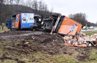 UNFALL auf der L 385 Ofterdingen - Dettingen: Ein LKW kippt Diesel droht in den Katzenbach zu laufen