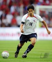 FUSSBALL, INTERNATIONAL, Chile: FERNANDEZ Einzelaktion