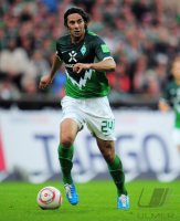 Fussball: 1. Bundesliga Saison 2010/2011: Bremen, PIZARRO am Ball