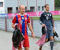 Fussball 1. Bundesliga 14/15: Arjen Robben (FC Bayern Muenchen) und Torwart Manuel Neuer (FC Bayern Muenchen)
