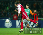 Fussball 1. Bundesliga: Bremen - Bayern, Zweikampf