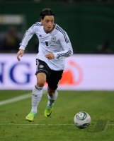 FUSSBALL INTERNATIONAL: Deutschland, OEZIL am Ball