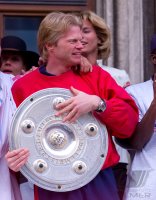 Fussball:   Oliver Kahn jubelt  mit Meisterschale