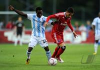 1. Fussball Bundesliga: Eke Uzoma (li, 1860 Muenchen) gegen Paolo Guerrero  (re, HSV)